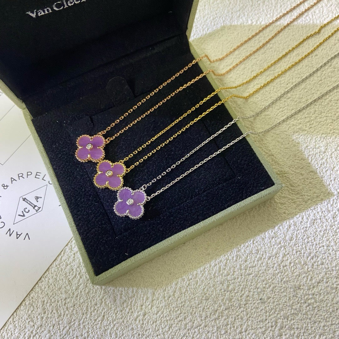 {"Bling Jewelrys ": "ブリング・ジュエリー ", "CLOVER 15MM DIAMOND PURPLE VIOLET NECKLACE": "クローバー 15mm ダイヤモンド パープルバイオレット ネックレス"}