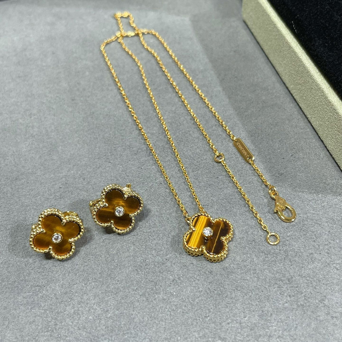 {
"Bling Jewelrys": "ブリング・ジュエリー",
"CLOVER 15MM DIAMOND AND YELLOW TIGER'S EYE AGATE necklace": "クローバー 15mm ダイヤモンド&イエロータイガーアイ アゲート ネックレス"
}