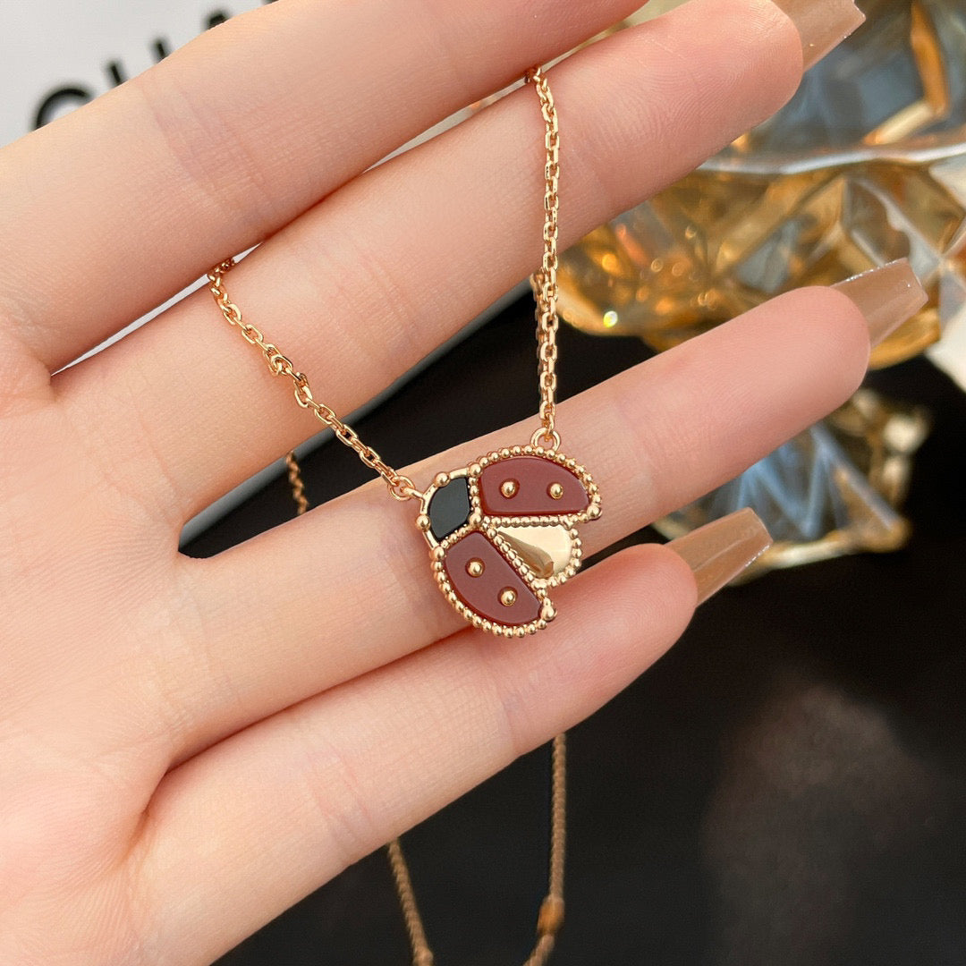{
"Bling Jewelrys ": "Bling Jewelry ",
"LUCKY CARNELIANS LADYBUG NECKLACE": "GLÜCKSBRINGER-MARIENKÄFER-HALSKETTE MIT KARNEOL"
}