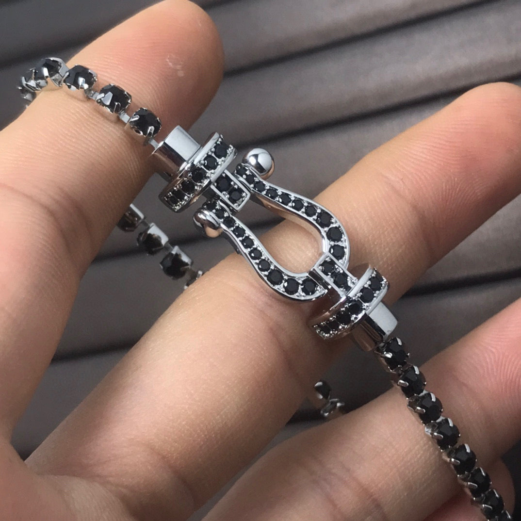 {
"Bling Jewelrys": "ブリング・ジュエリー",
"FORCE LARGE HORSESHOE FULL DIAMOND TENNIS BRACELET": "フォース ラージ ホースシュー フルダイヤモンド テニスブレスレット"
}