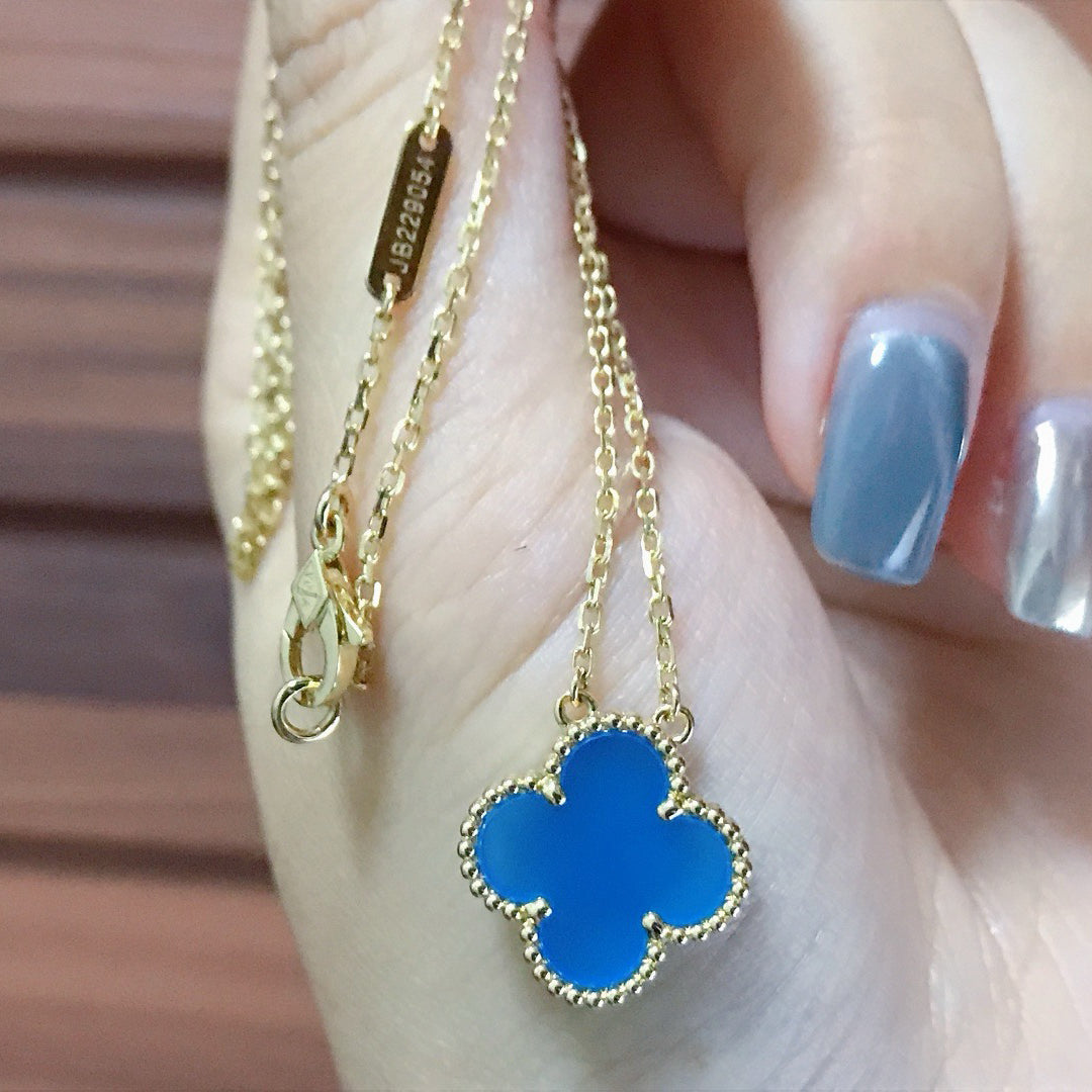 {
"Bling Jewelrys ": "ブリングジュエリー",
"CLOVER 15MM BLUE AGATE NECKLACE": "クローバー 15mm ブルーアゲート ネックレス"
}