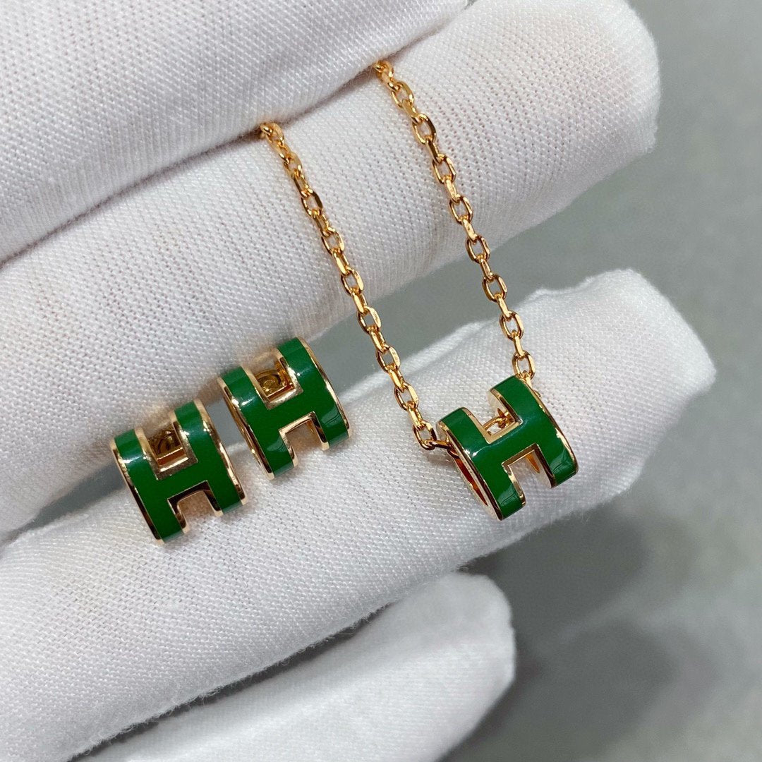 {
"Bling Jewelrys": "ブリング・ジュエリー",
"POP H GREEN NECKLACE SILVER AND GOLD": "ポップ H グリーン ネックレス シルバー&ゴールド"
}