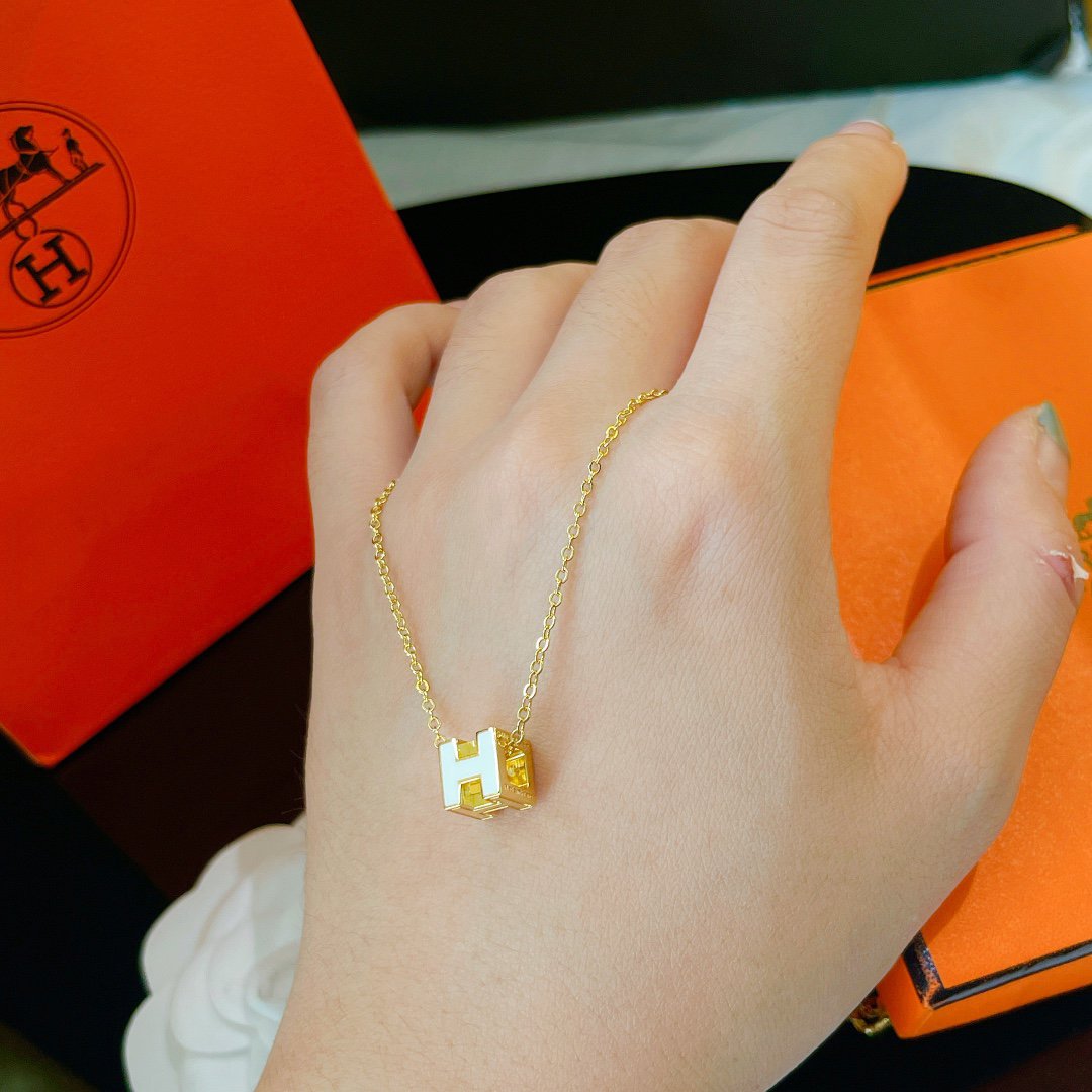 {
"Bling Jewelrys ": "ブリングジュエリー",
"H WHITE SQUARE GOLD NECKLACE": "H ホワイト スクエア ゴールド ネックレス"
}