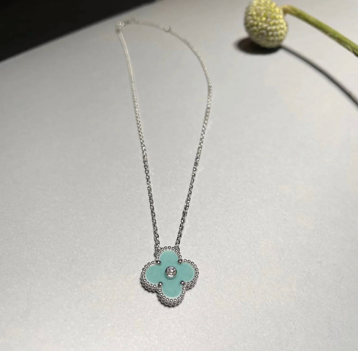 {
"Bling Jewelrys": "Bling Jewelrys",
"CLOVER 1 DIAMOND LIGHT BLUE SILVER NECKLACE": "KLEEBLATT 1 DIAMANT HELLBLAUE SILBERHALSKETTE"
}