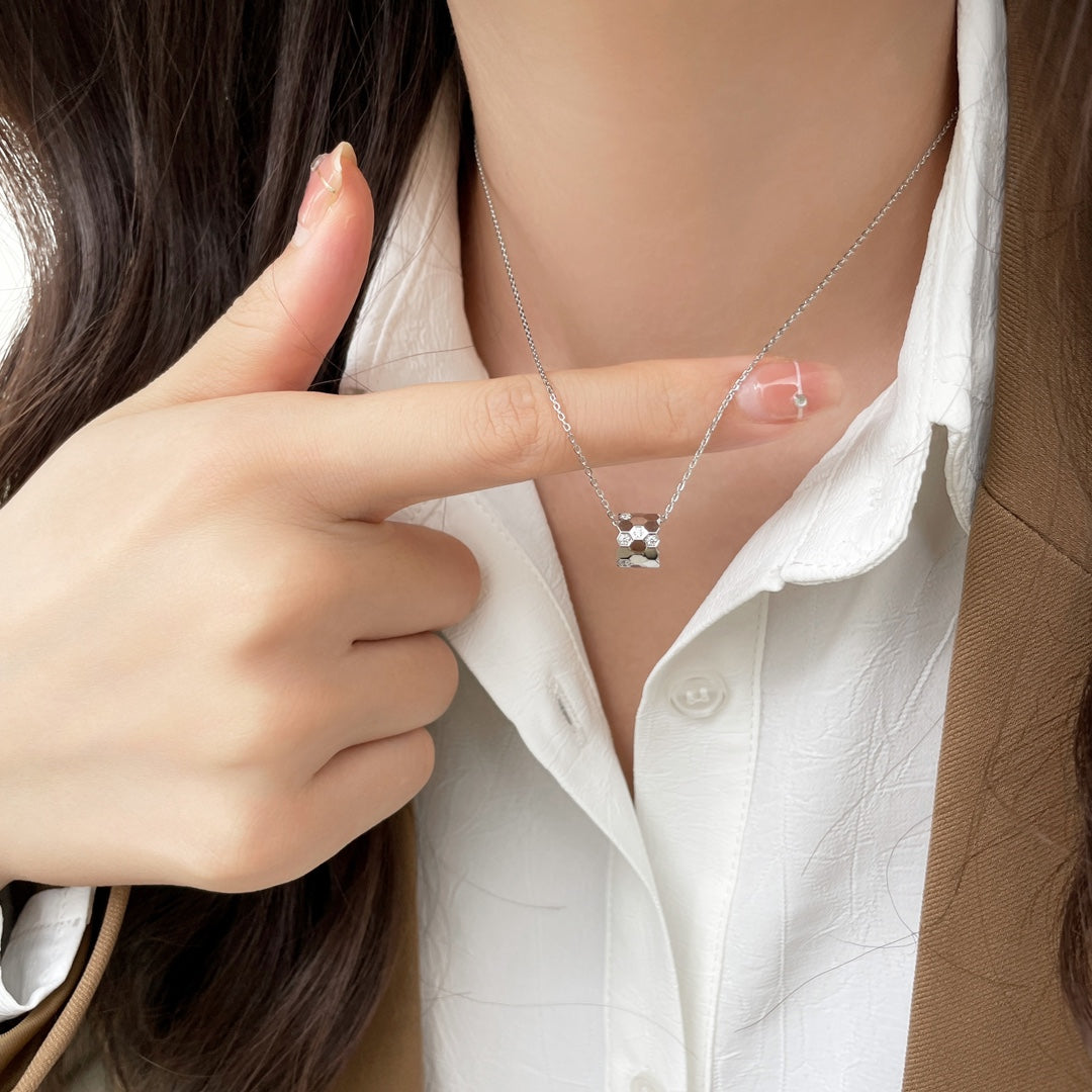 {"Bling Jewelrys ": "Bling Jewelrys ", "BEE MINI PEDANT DIAMOND NECKLACE": "MINI-BIENEN-DIAMANTKETTE"}