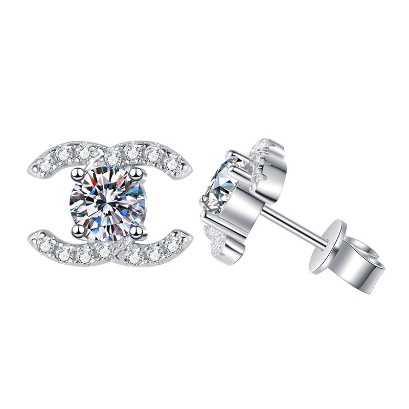 {
"Bling Jewelrys": "ブリングジュエリー",
"CHIC INTERLOCKING DOUBLE-C MOISSANITE STUD EARRINGS": "シック インターロッキング ダブルC モアサナイト スタッドピアス"
}
