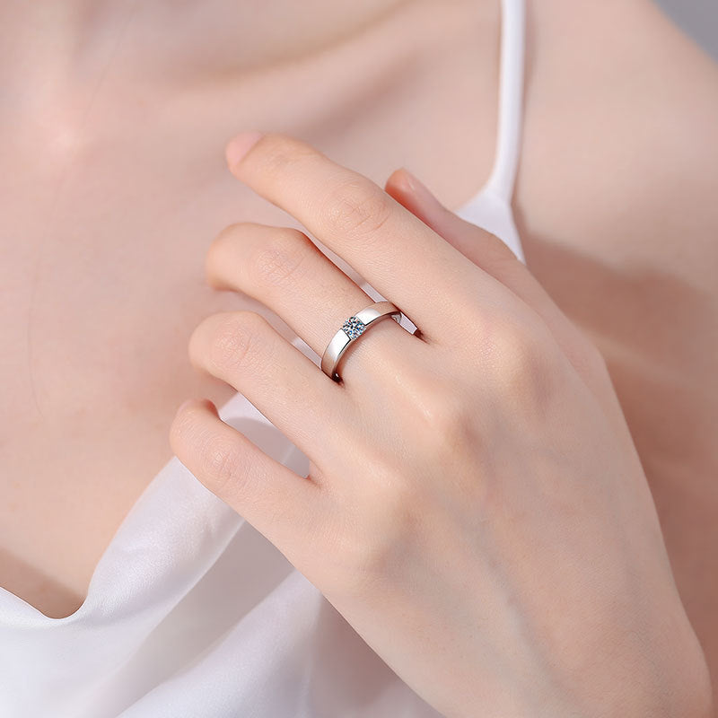 {"Bling Jewelrys":"Bling Jewelrys","SLEEK MINIMALIST COUPLE'S MOISSANITE RING":"SCHLICHTER MINIMALISTISCHER MOISSANIT-PARTNER-RING"}