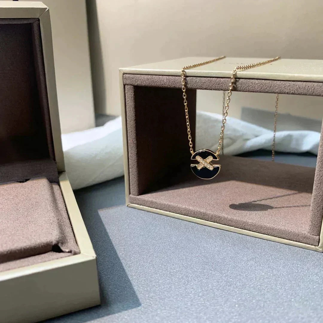 {
"Bling Jewelrys": "ブリング・ジュエリー",
"JEUX DE ROSE GOLD DIAMOND NECKLACE": "JEUX ローズゴールド ダイヤモンドネックレス"
}