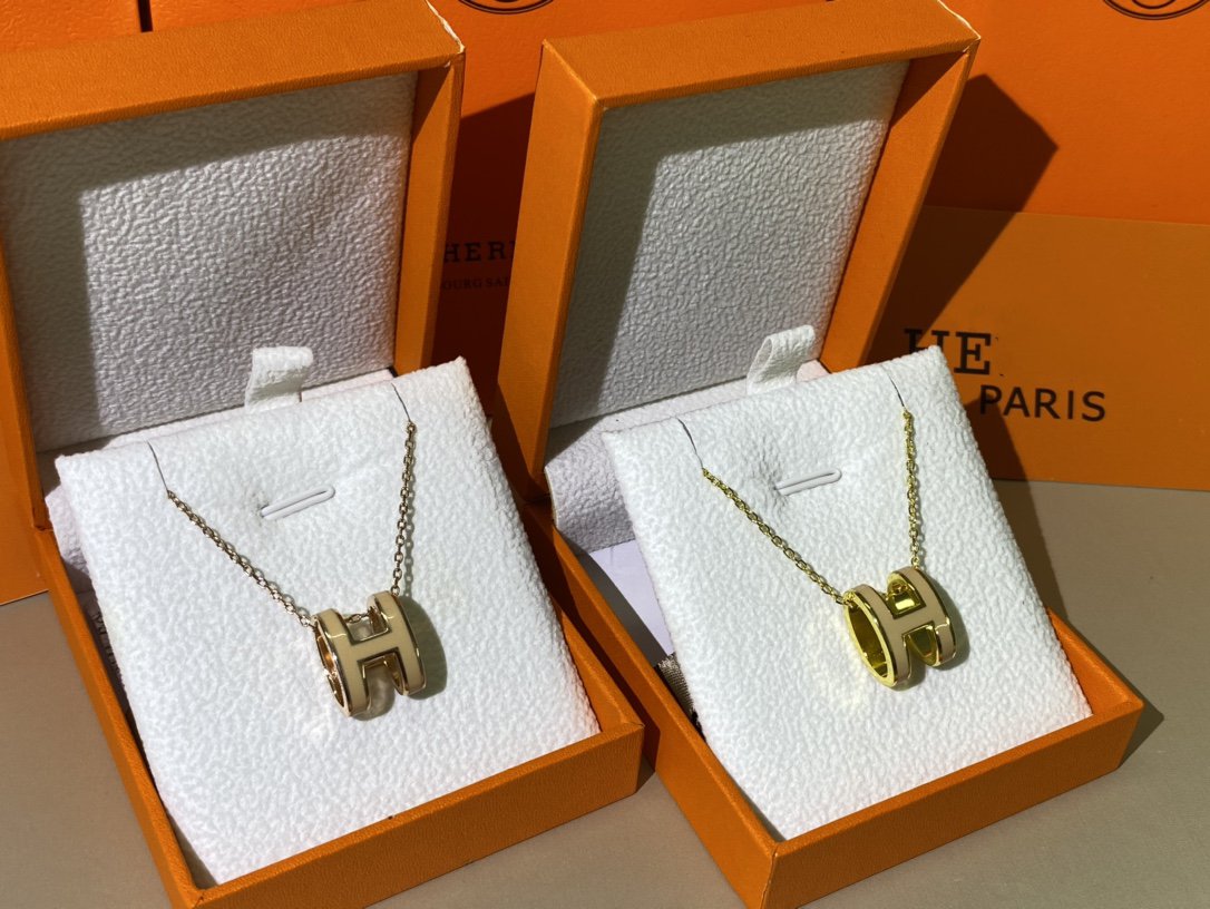{
"Bling Jewelrys ": "ブリング・ジュエリー ",
"HM CLIC YELLOW ENAMEL GOLD NECKLACE": "HMクリック イエローエナメル ゴールドネックレス"
}