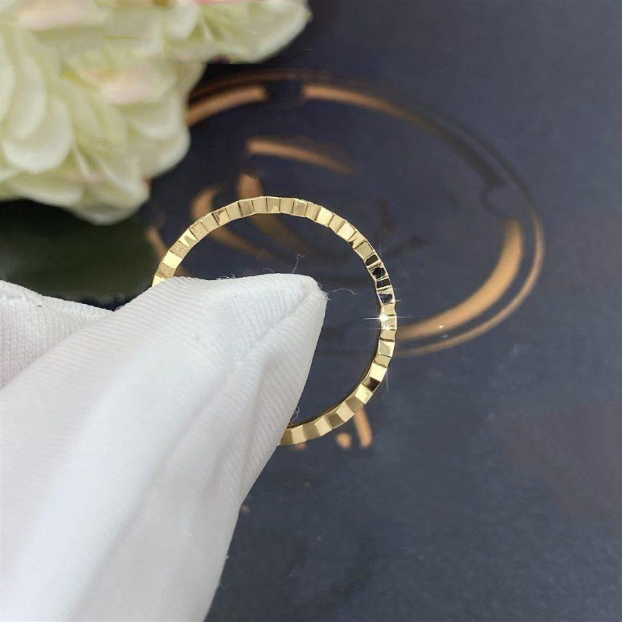 {
"Bling Jewelrys": "Bling Jewelry",
"BEE LOVE RING GOLD DIAMOND": "BIENEN-LIEBESRING GOLD DIAMANT"
}