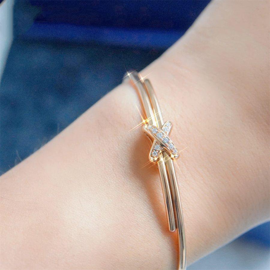 {
"Bling Jewelrys": "ブリング・ジュエリー",
"JEUX DE BRACELET PINK GOLD DIAMONDS": "ピンクゴールド ダイヤモンド ブレスレット セット"
}