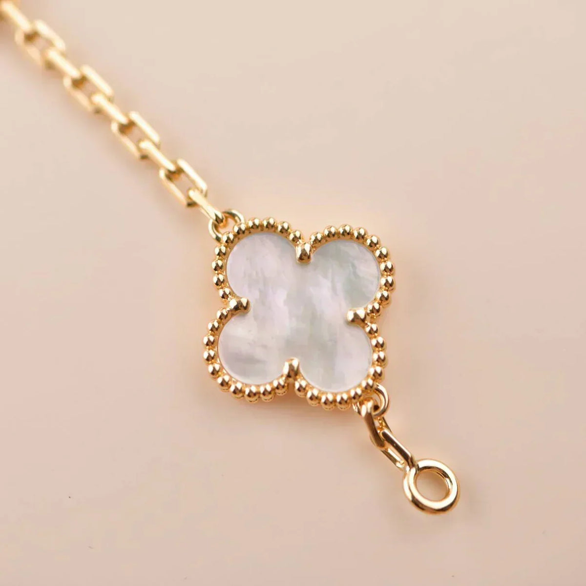 {
"Bling Jewelrys": "ブリングジュエリー クローバー ホワイトパール MOP 5モチーフ ブレスレット コレクション"
}