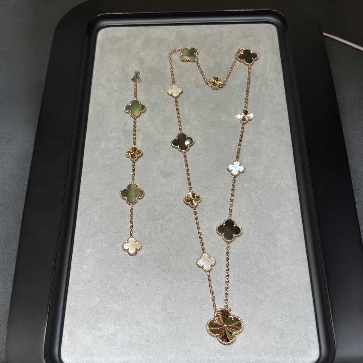 {
"Bling Jewelrys": "ブリングジュエリー",
"DETACHABLE CLOVER 15(11+4) FLOWER ROSE GOLD NECKLACE SET": "取り外し可能クローバー 15(11+4) フラワー ローズゴールド ネックレスセット"
}