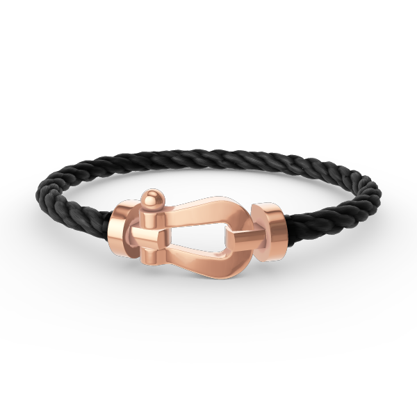 {
"Bling Jewelrys": "Bling Jewelrys",
"FORCE LARGE HORSESHOE NO DIAMOND BRACELET ROSE GOLD": "GROSSES HUFEISEN-ARMBAND OHNE DIAMANTEN IN ROSÉGOLD"
}