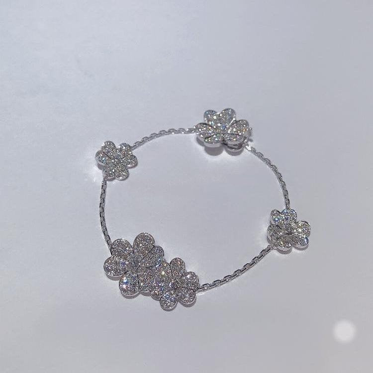 {
"Bling Jewelrys ": "Bling Jewelrys ",
"FRIVOLE SILVER 5 FLOWERS BRACELET": "FRIVOLE SILBER 5-BLUMEN-ARMBAND"
}