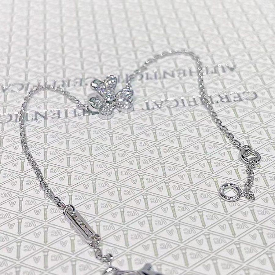 {
"Bling Jewelrys": "Bling Jewelry",
"FRIVOLE SILVER FLOWER DIAMOND BRACELET": "FRIVOLE SILBER BLUMEN DIAMANTARMBAND"
}