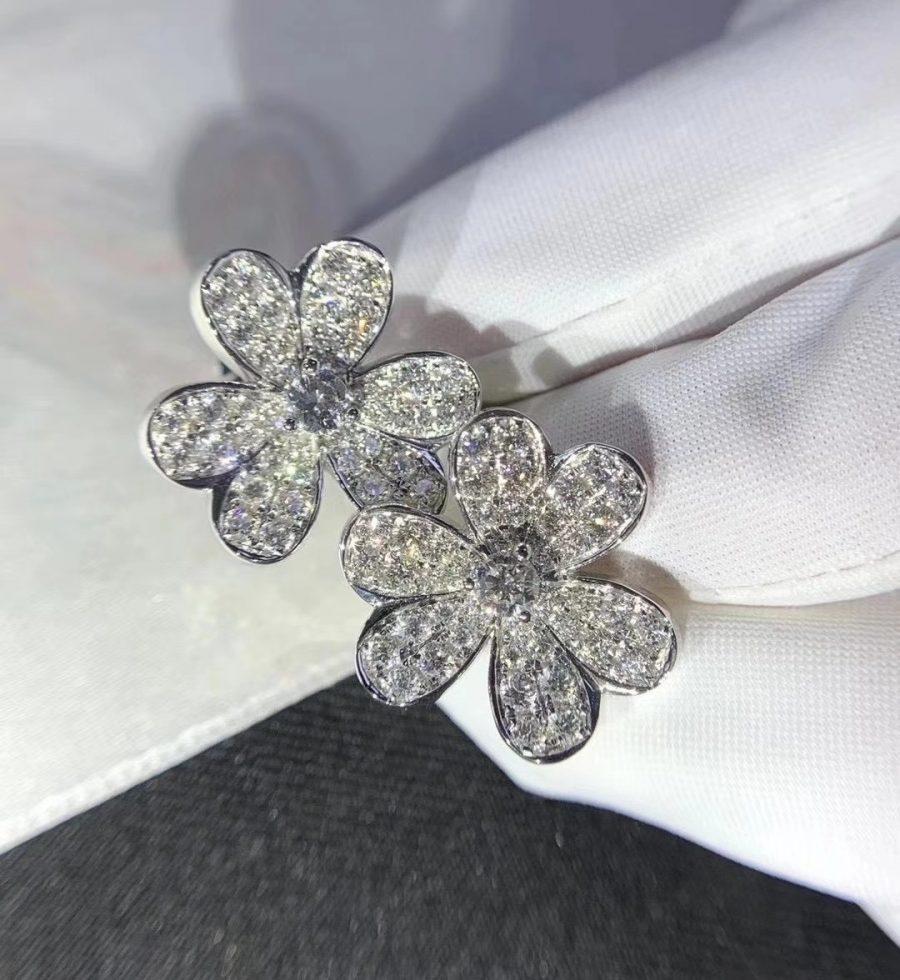 {"Bling Jewelrys ": "ブリング・ジュエリー FRIVOLE シルバー フラワー ダイヤモンドピアス"}