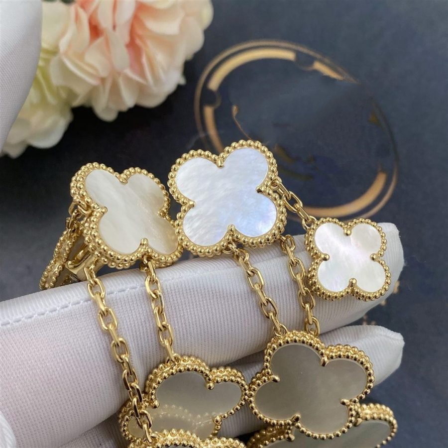 {
"Bling Jewelrys": "ブリング・ジュエリー",
"CLOVER EARRINGS WHITE MOP 4 MOTIFS GOLD": "クローバーピアス ホワイトマザーオブパール 4モチーフ ゴールド"
}