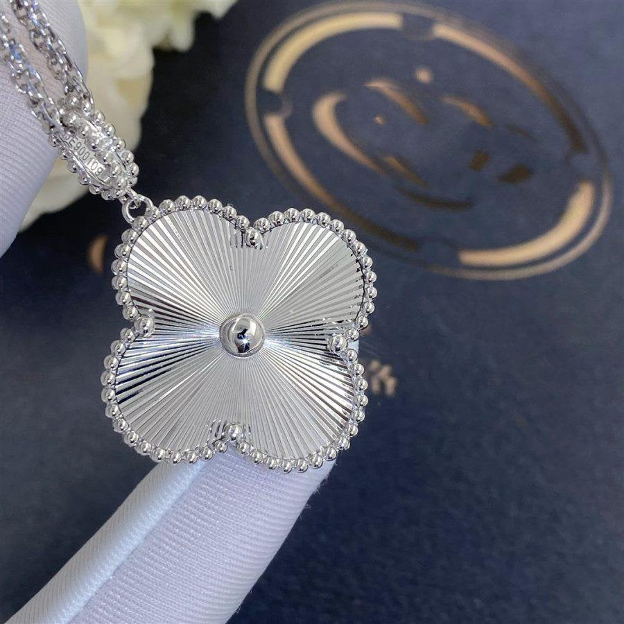 {
"Bling Jewelrys": "ブリングジュエリー",
"CLOVER 25MM SILVER BIG CLOVER NECKLACE": "クローバー 25MM シルバー ビッグクローバー ネックレス"
}