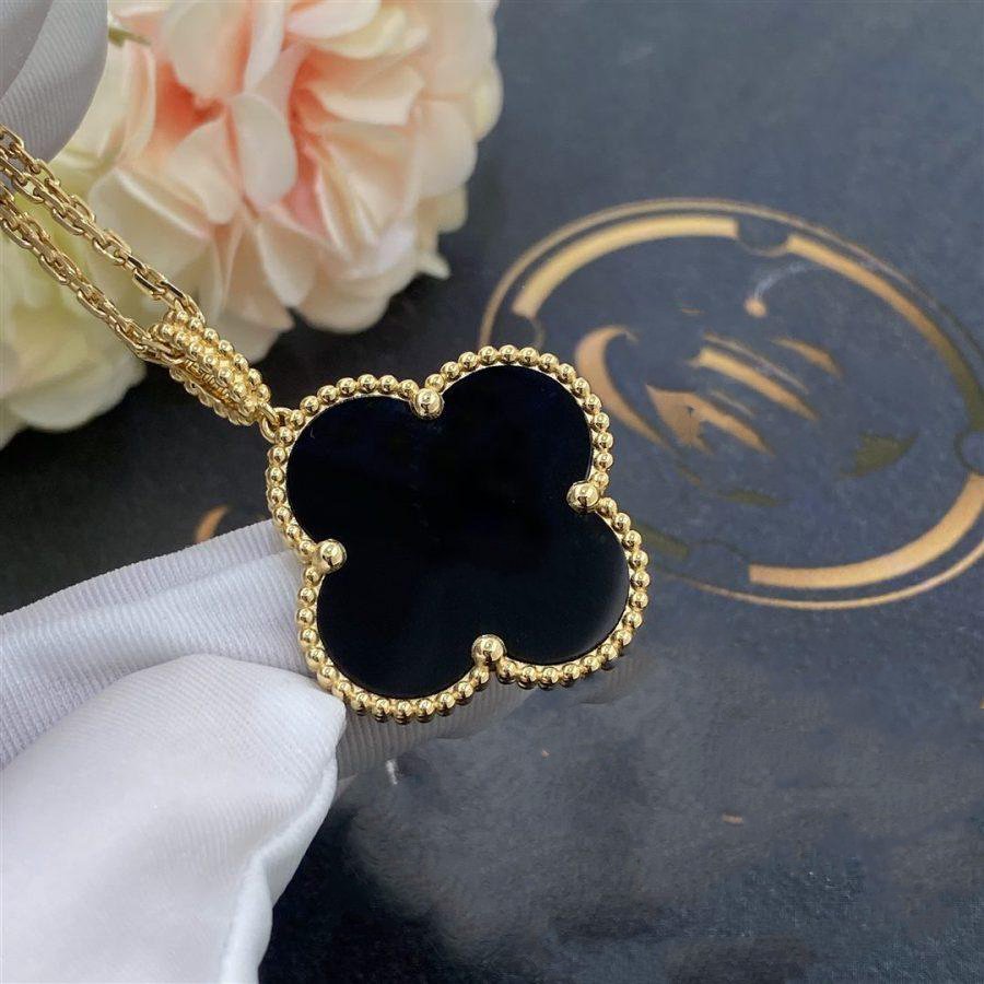 {
"Bling Jewelrys": "Bling Jewelry",
"CLOVER 25MM GOLD ONYX BIG CLOVER NECKLACE": "KLEEBLATT 25MM GOLD ONYX GROSSE KLEEBLATT-HALSKETTE"
}