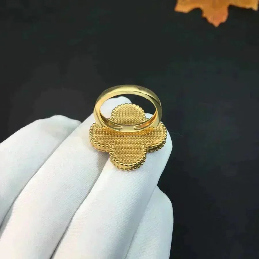 {
"Bling Jewelrys": "Bling Jewelry",
"CLOVER MALACHITE RING": "KLEEBLATT MALACHIT RING"
}