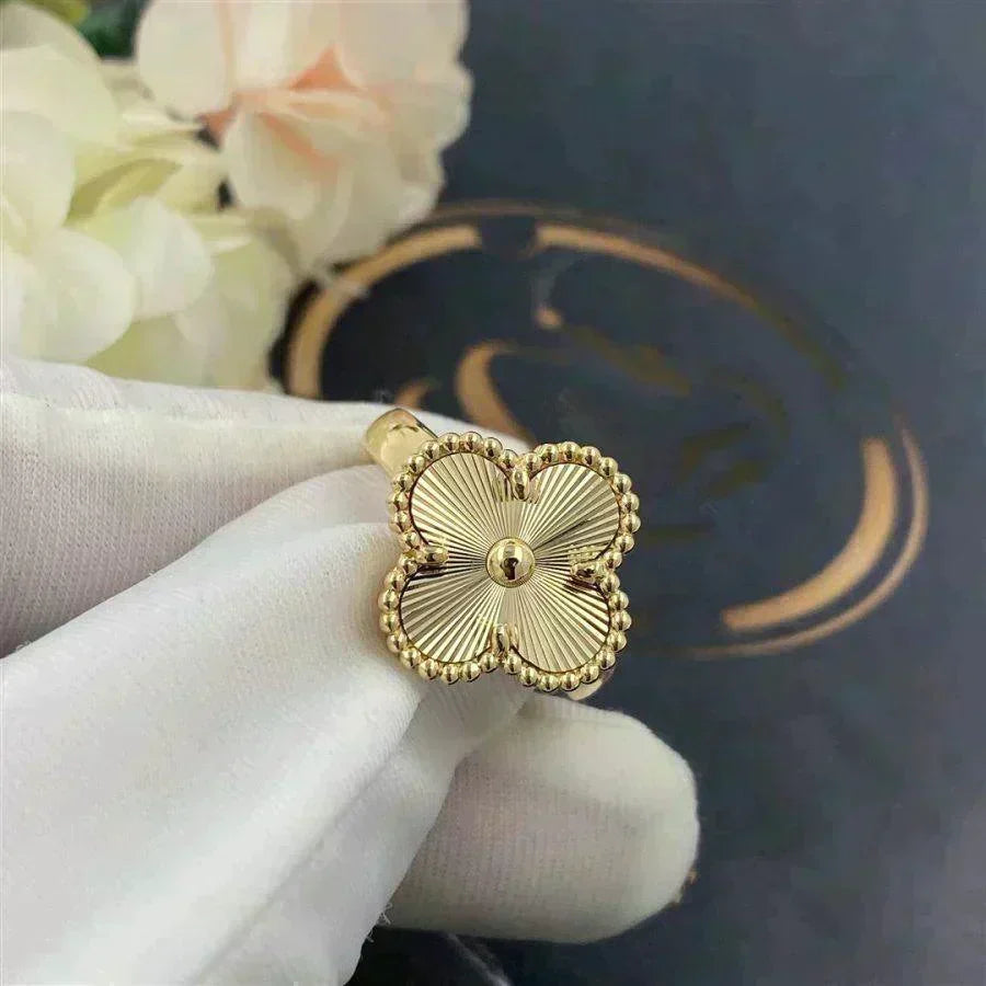 {
"Bling Jewelrys": "ブリングジュエリー",
"CLOVER GOLD RING": "クローバー ゴールドリング"
}