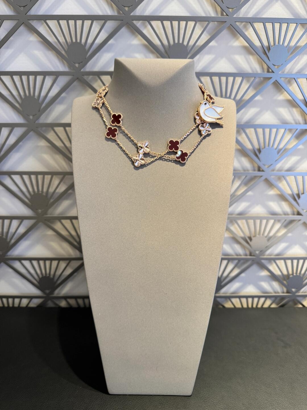 {
  "Bling Jewelrys": "Bling Jewelrys",
  "CLOVER 20 MOTIFS LASER CARNELIAN NECKLACE": "KLEEBLATT 20 MOTIVE LASER KARNEOL HALSKETTE"
}