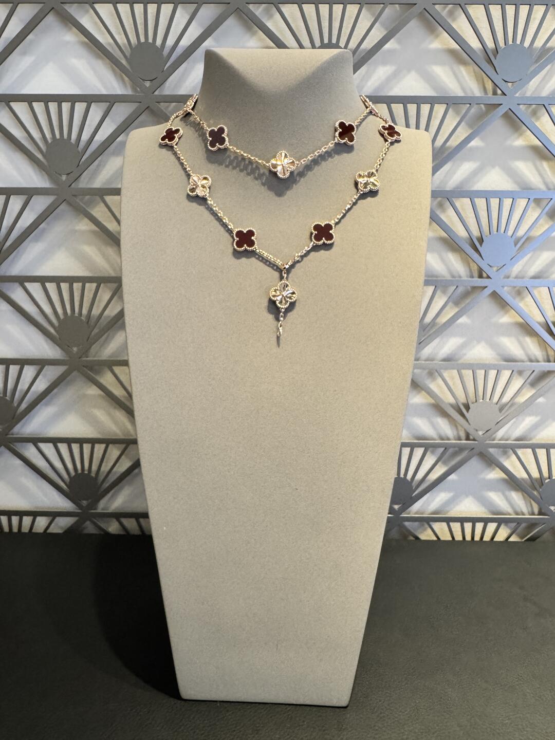 {
  "Bling Jewelrys": "Bling Jewelrys",
  "CLOVER 20 MOTIFS LASER CARNELIAN NECKLACE": "KLEEBLATT 20 MOTIVE LASER KARNEOL HALSKETTE"
}