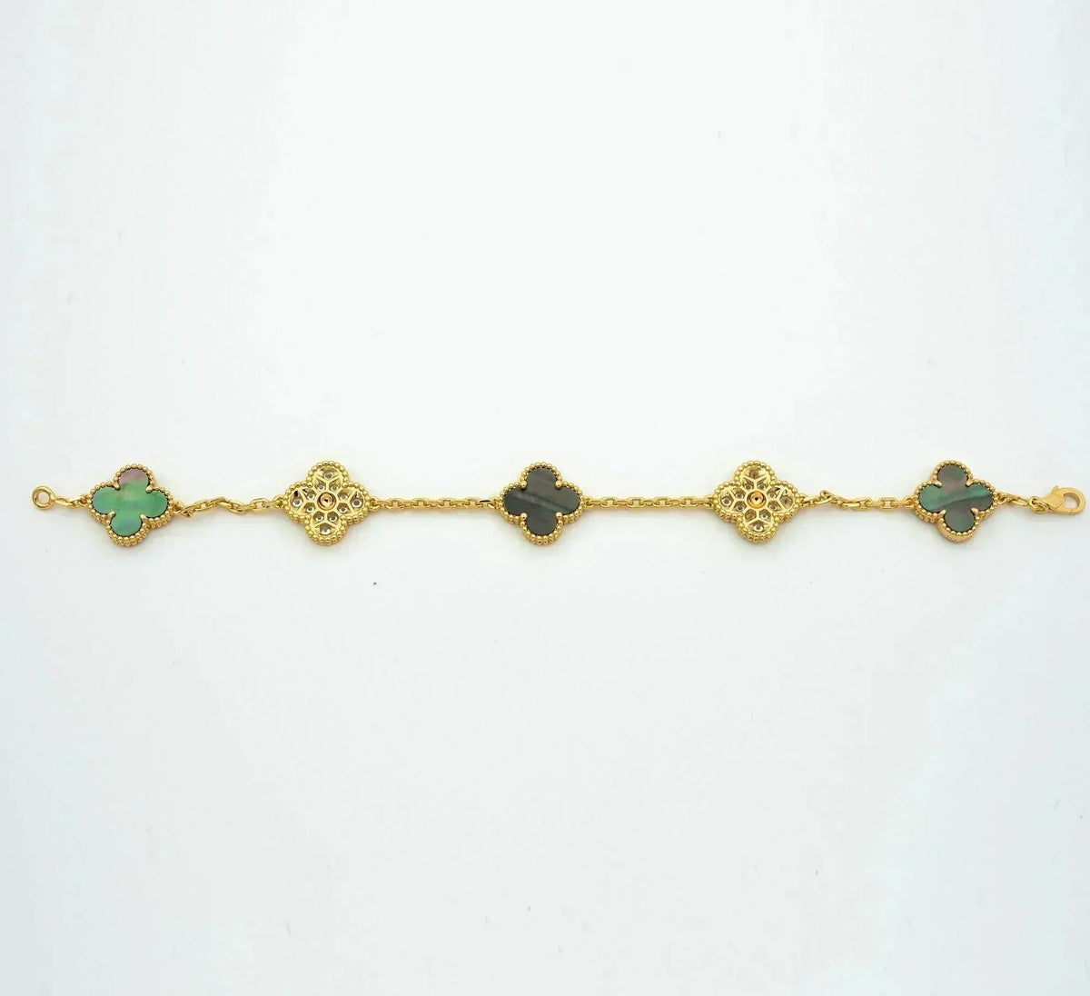 {
  "Bling Jewelrys": "Bling Jewelry",
  "CLOVER 5 MOTIF GRAY MOP BRACELET COLLECTION": "KLEEBLATT 5-MOTIV GRAU PERLMUTT ARMBAND KOLLEKTION"
}