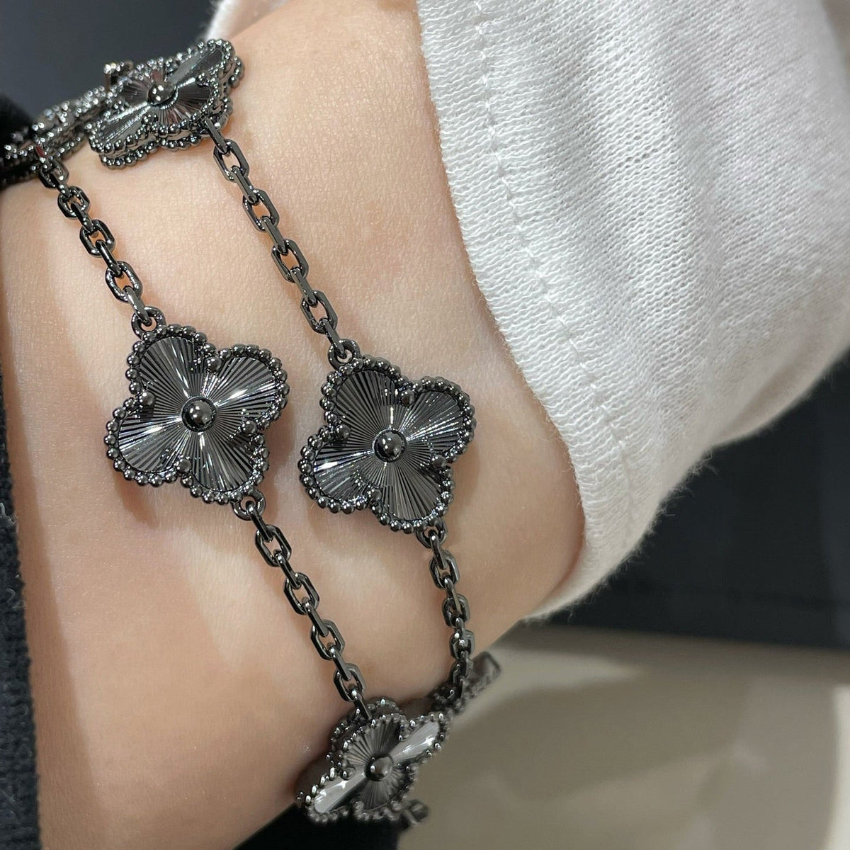 [Bling Jewelrys ]CLOVER 5 MOTIF BLACK BRACELET