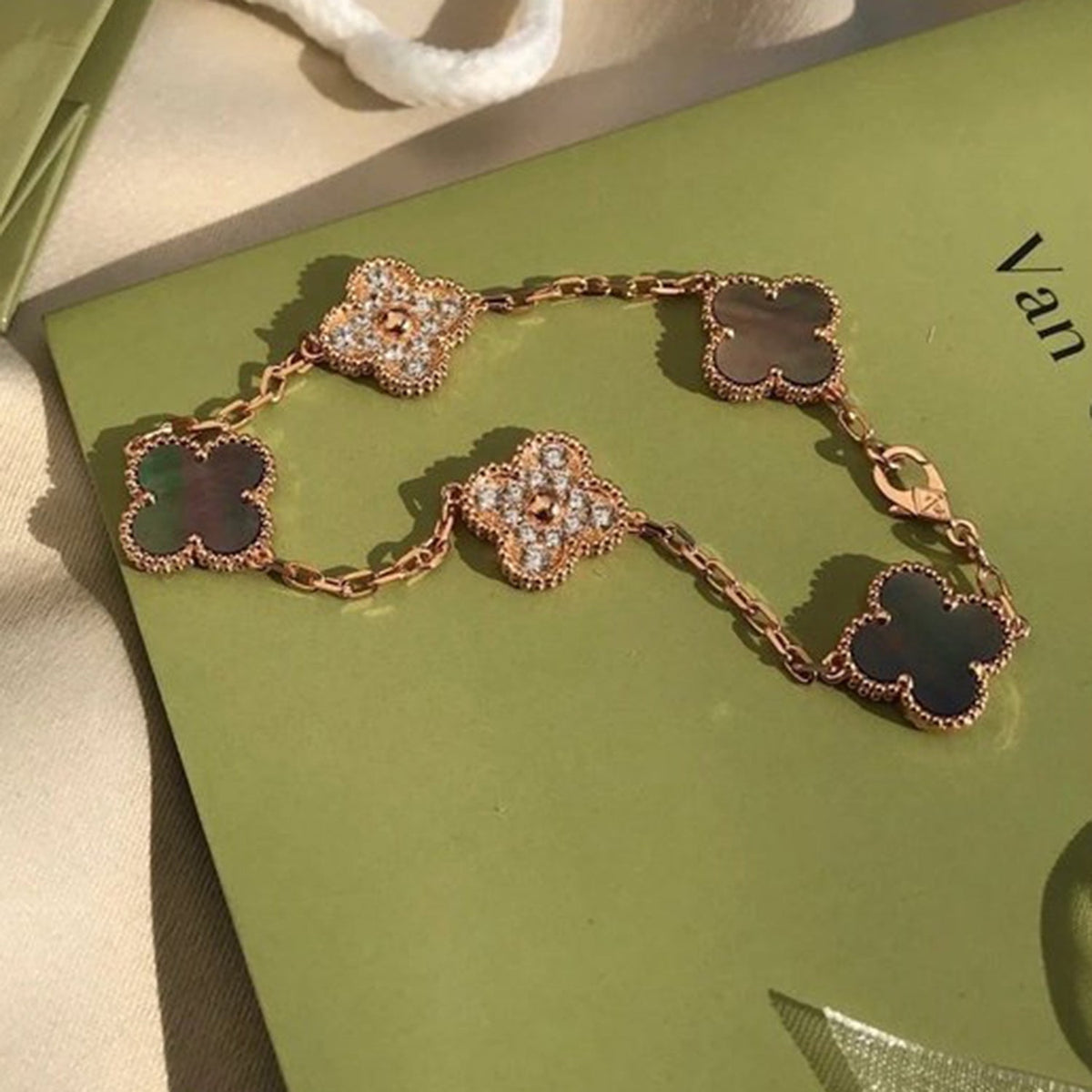{
  "Bling Jewelrys": "Bling Jewelry",
  "CLOVER 5 MOTIF GRAY MOP BRACELET COLLECTION": "KLEEBLATT 5-MOTIV GRAU PERLMUTT ARMBAND KOLLEKTION"
}