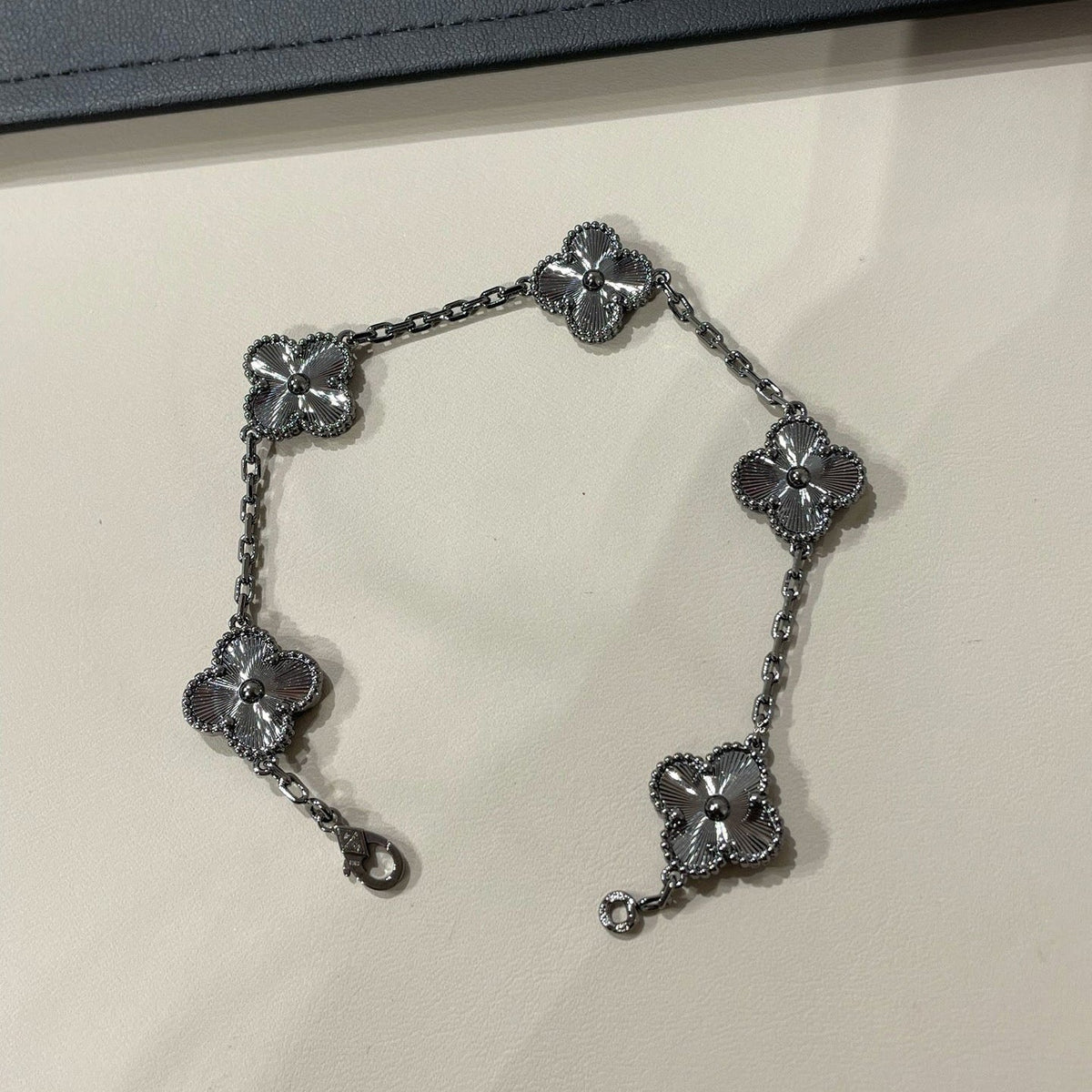 [Bling Jewelrys ]CLOVER 5 MOTIF BLACK BRACELET