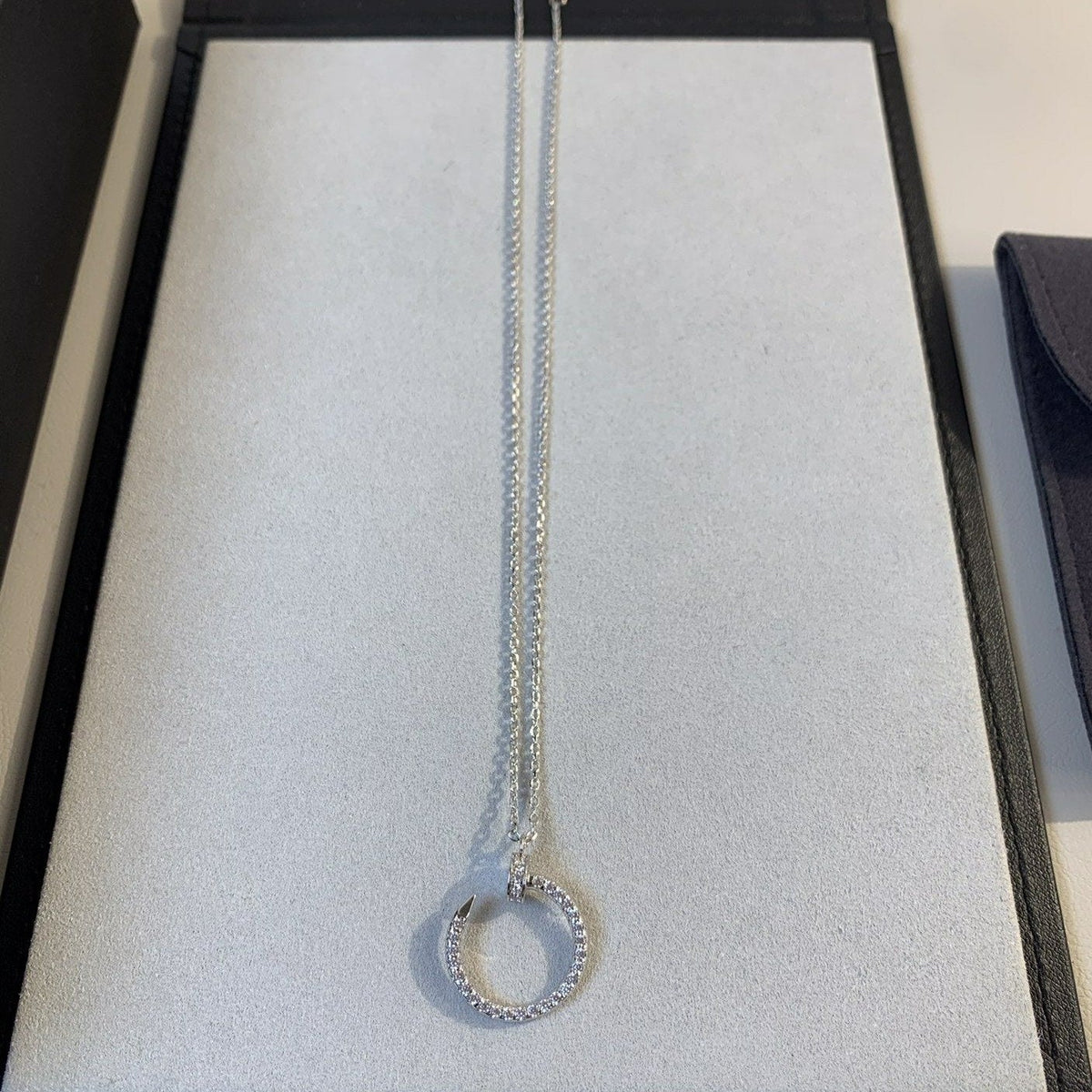 {
"Bling Jewelrys": "ブリングジュエリー",
"JUSTE NECKLACE SILVER DIAMONDS": "ジュスト ネックレス シルバー ダイヤモンド"
}