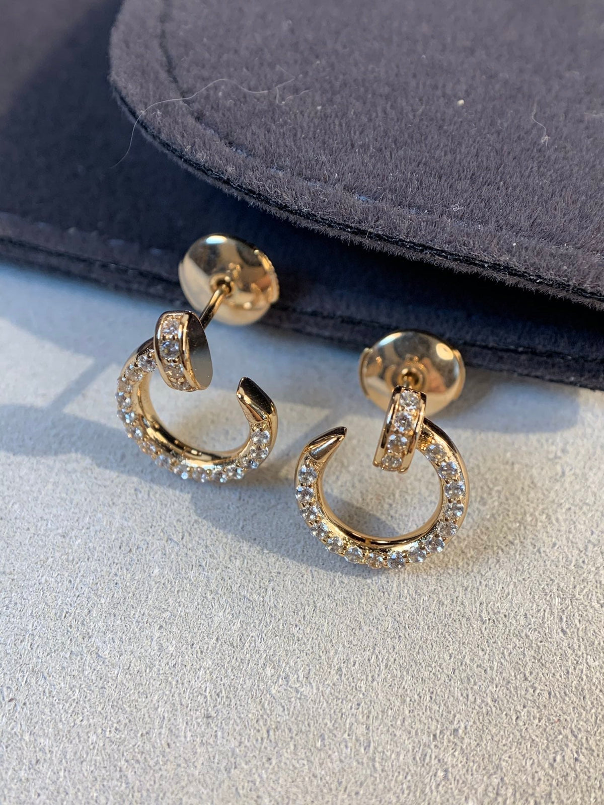 {
"Bling Jewelrys": "Bling Jewelry",
"JUSTE EARRINGS GOLD DIAMONDS": "JUSTE OHRRINGE GOLD DIAMANTEN"
}