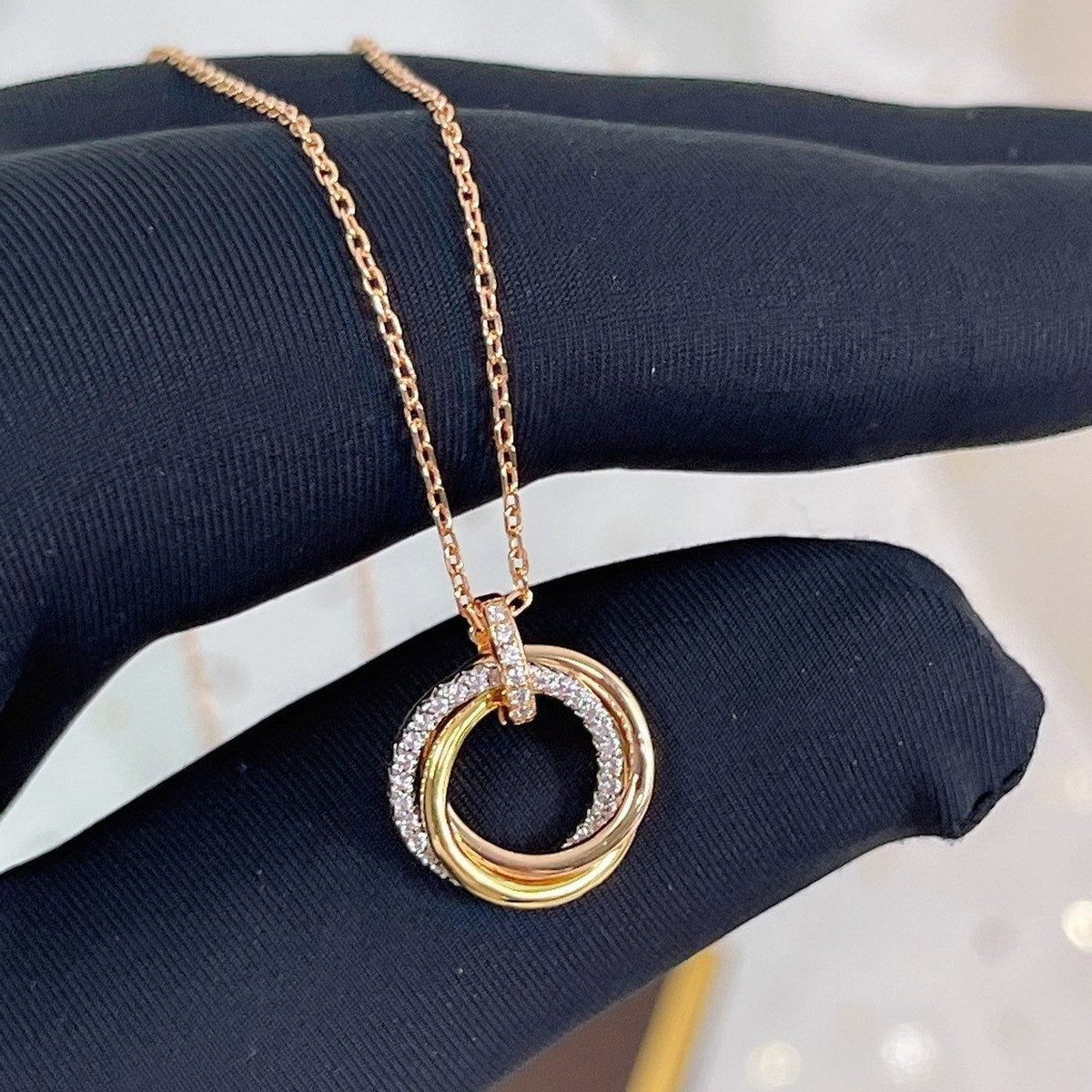 {
  "Bling Jewelrys": "ブリングジュエリー",
  "TRINITY NECKLACE SILVER GOLD PINK GOLD DIAMONDS": "トリニティネックレス シルバー ゴールド ピンクゴールド ダイヤモンド"
}