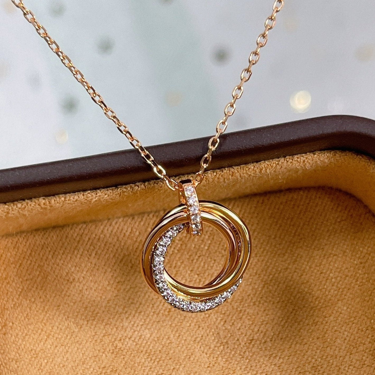 {
  "Bling Jewelrys": "ブリングジュエリー",
  "TRINITY NECKLACE SILVER GOLD PINK GOLD DIAMONDS": "トリニティネックレス シルバー ゴールド ピンクゴールド ダイヤモンド"
}