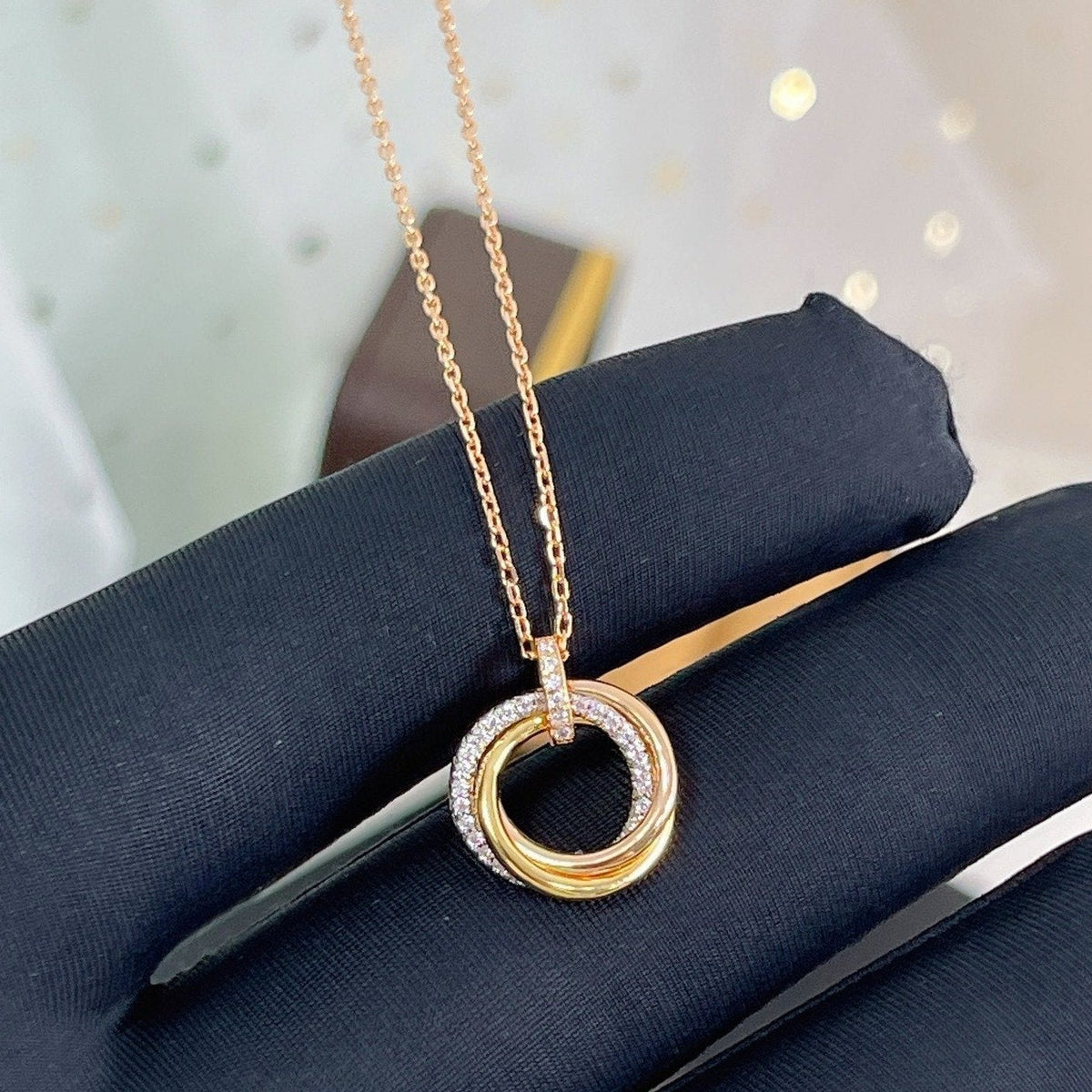 {
  "Bling Jewelrys": "ブリングジュエリー",
  "TRINITY NECKLACE SILVER GOLD PINK GOLD DIAMONDS": "トリニティネックレス シルバー ゴールド ピンクゴールド ダイヤモンド"
}