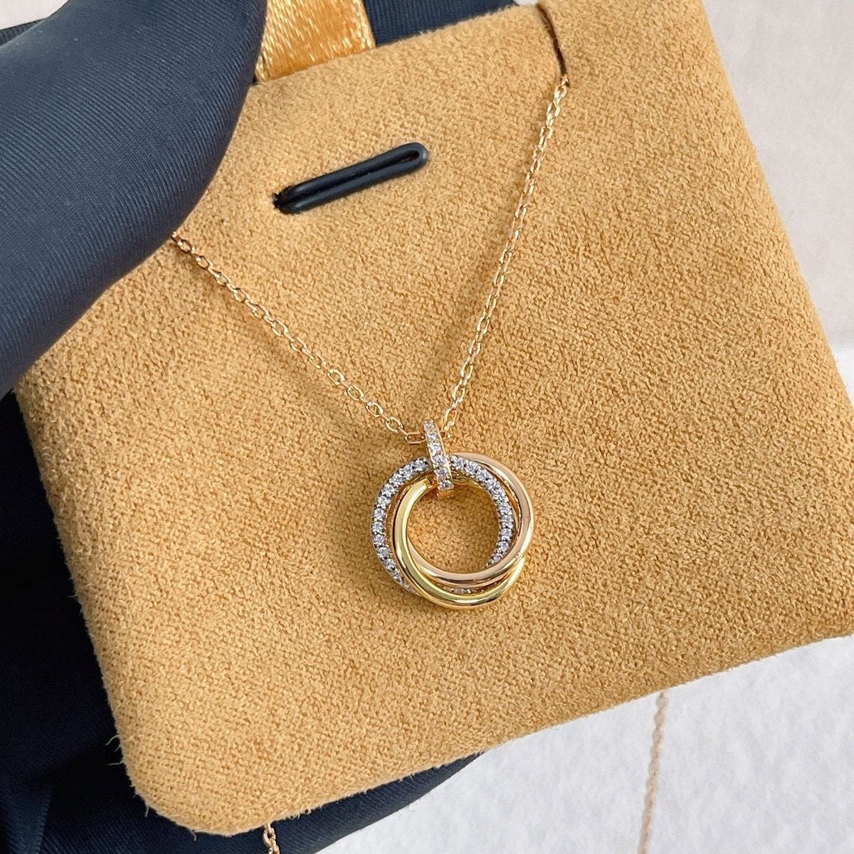 {
  "Bling Jewelrys": "ブリングジュエリー",
  "TRINITY NECKLACE SILVER GOLD PINK GOLD DIAMONDS": "トリニティネックレス シルバー ゴールド ピンクゴールド ダイヤモンド"
}