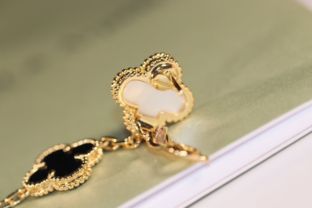 {"Bling Jewelrys ": "ブリングジュエリー クローバーピアス ゴールド オニキス マザーオブパール 3モチーフ"}