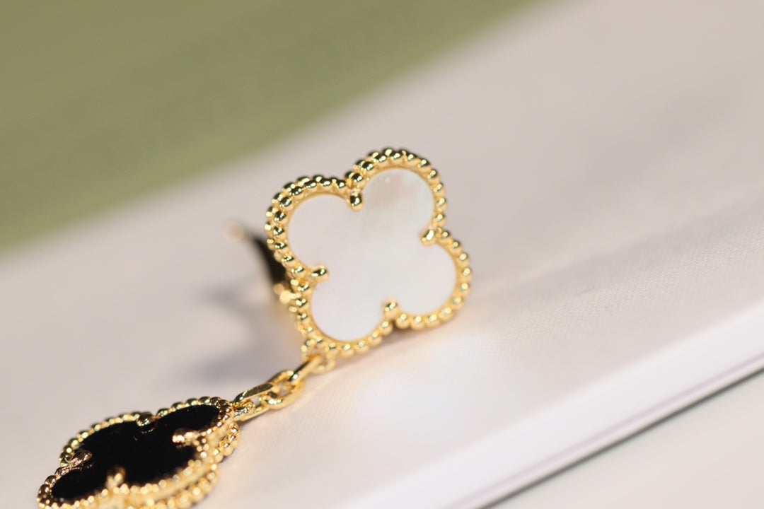 {"Bling Jewelrys ": "ブリングジュエリー クローバーピアス ゴールド オニキス マザーオブパール 3モチーフ"}
