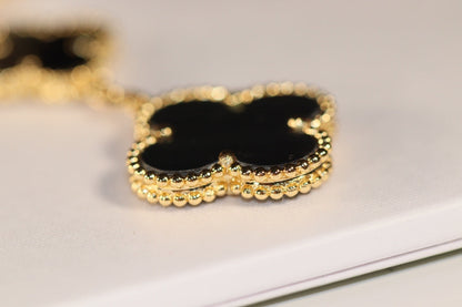 {"Bling Jewelrys ": "ブリングジュエリー クローバーピアス ゴールド オニキス マザーオブパール 3モチーフ"}