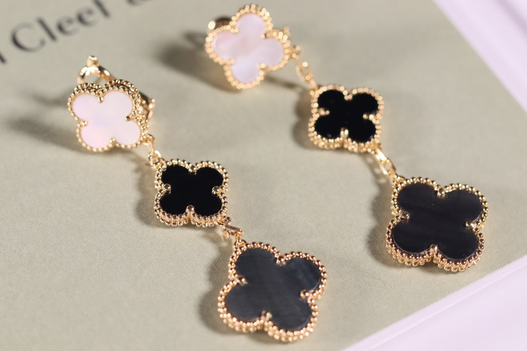 {"Bling Jewelrys ": "ブリングジュエリー クローバーピアス ゴールド オニキス マザーオブパール 3モチーフ"}