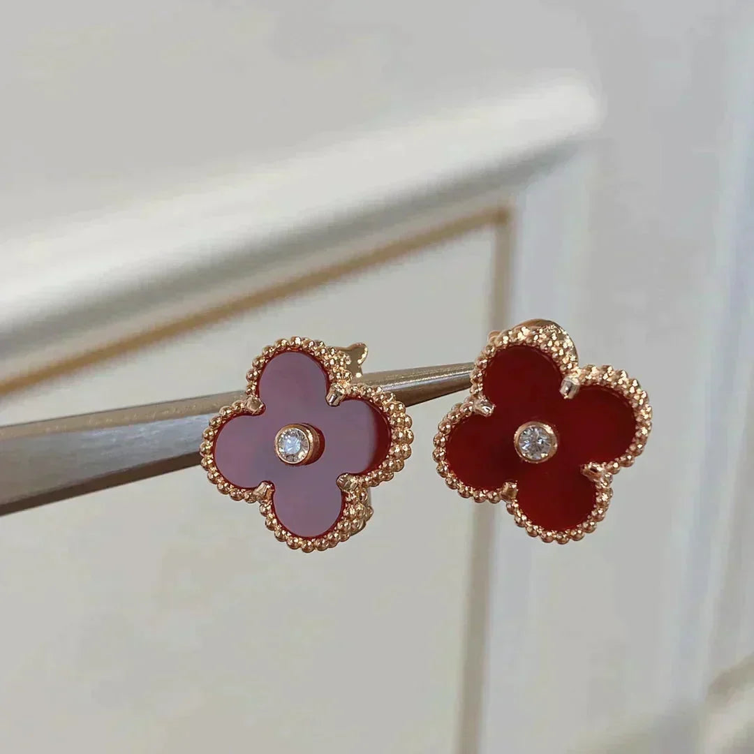 {
  "Bling Jewelrys": "Bling Jewelrys",
  "CLOVER MEDIUM 1 MOTIFS CARNELIAN  DIAMOND earrings": "KLEEBATT MITTEL 1 MOTIV KARNEOL DIAMANT Ohrringe"
}