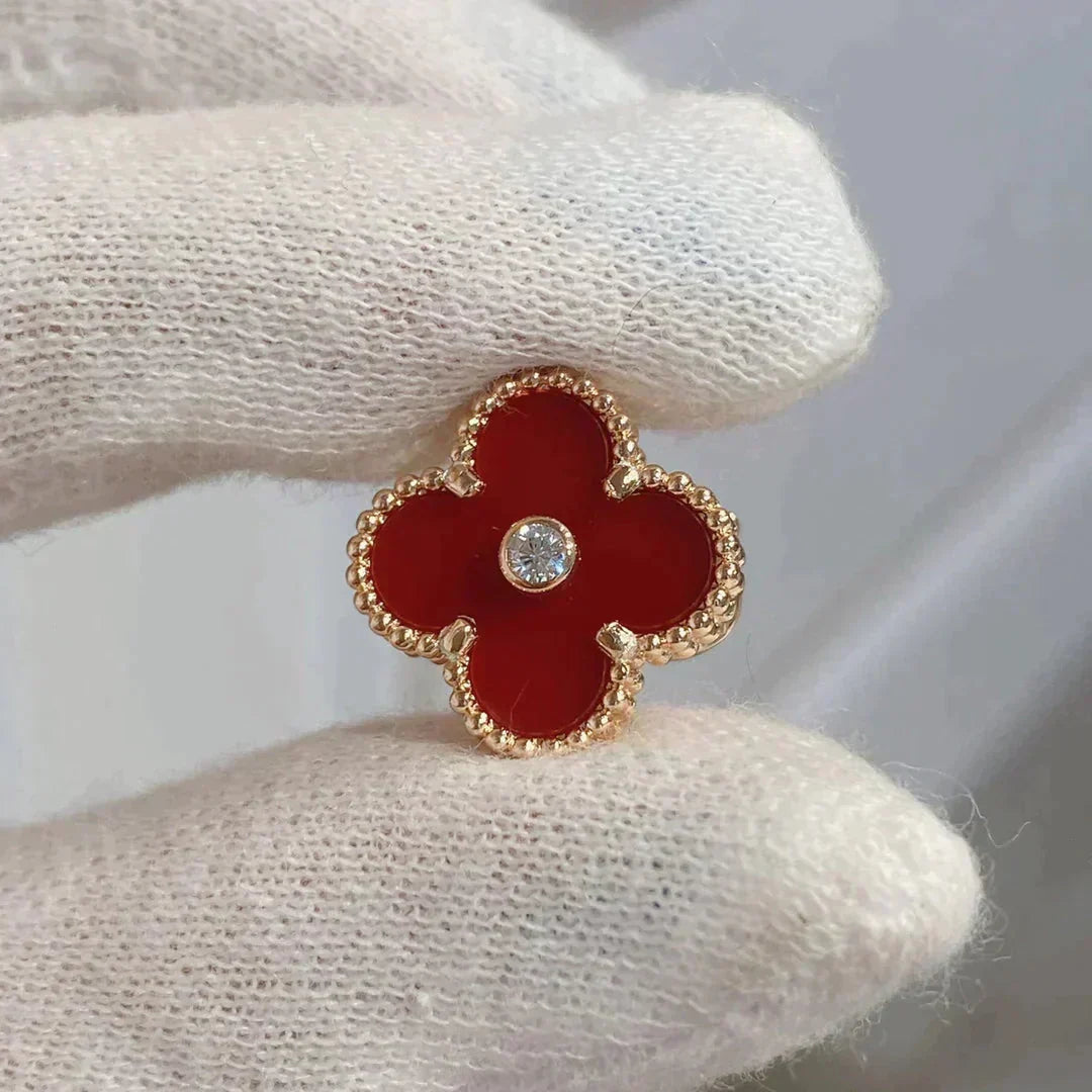 {
  "Bling Jewelrys": "Bling Jewelrys",
  "CLOVER MEDIUM 1 MOTIFS CARNELIAN  DIAMOND earrings": "KLEEBATT MITTEL 1 MOTIV KARNEOL DIAMANT Ohrringe"
}
