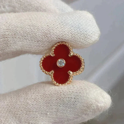 {
  "Bling Jewelrys": "Bling Jewelrys",
  "CLOVER MEDIUM 1 MOTIFS CARNELIAN  DIAMOND earrings": "KLEEBATT MITTEL 1 MOTIV KARNEOL DIAMANT Ohrringe"
}