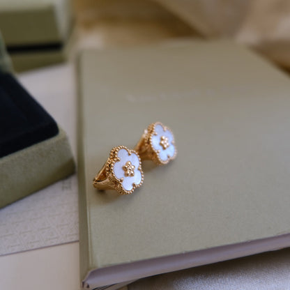 [Bling Jewelrys] GLÜCKSBRINGENDE OHRRINGE AUS ROSÉGOLD MIT WEISSEM PERLMUTT