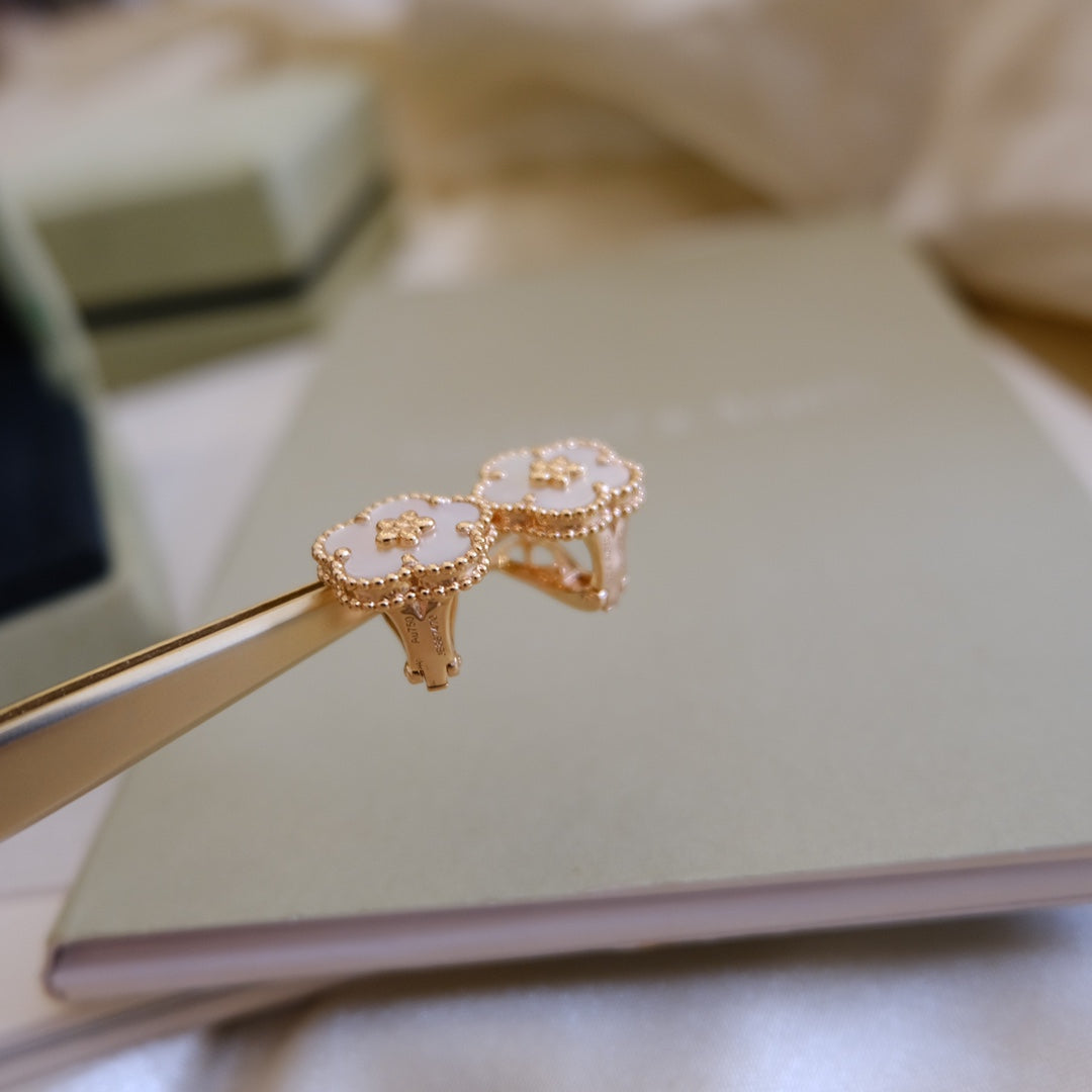 [Bling Jewelrys] GLÜCKSBRINGENDE OHRRINGE AUS ROSÉGOLD MIT WEISSEM PERLMUTT