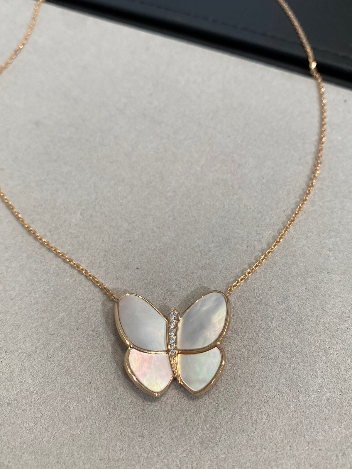[Bling Jewelrys ]BUTTERFLY GOLD MOP DIAMOND NECKLACE