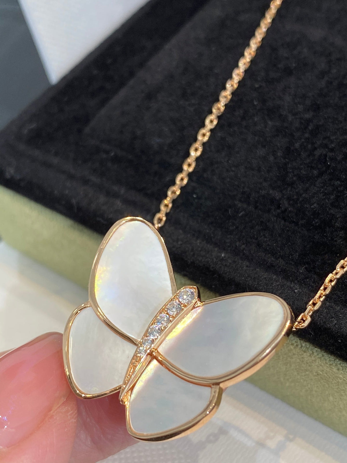 [Bling Jewelrys ]BUTTERFLY GOLD MOP DIAMOND NECKLACE