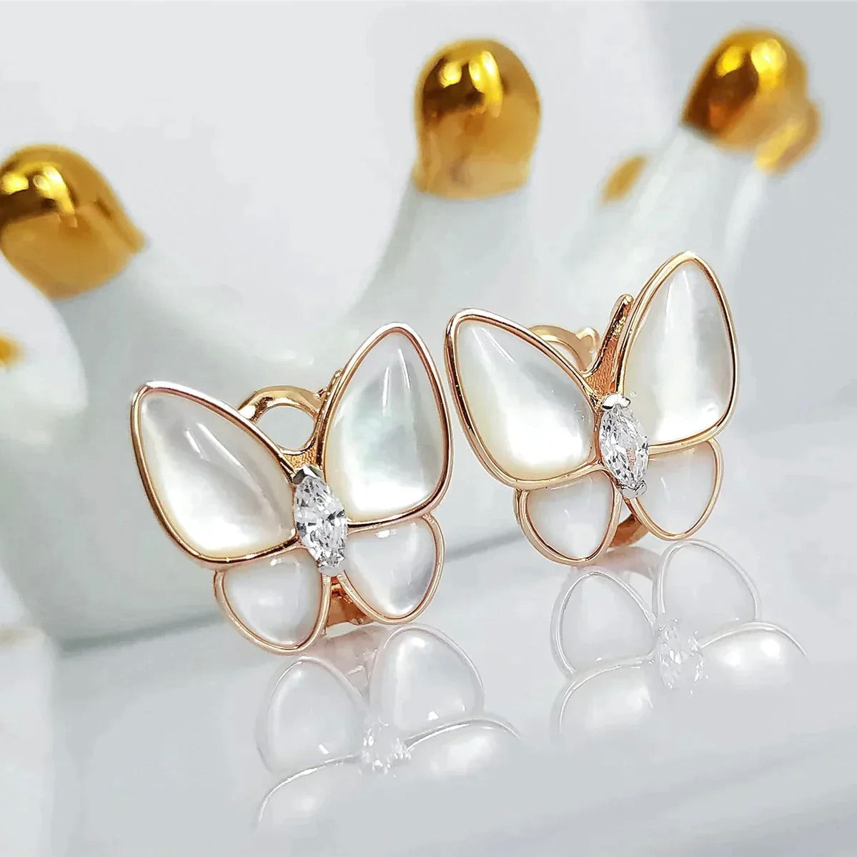 [Bling Jewelrys ]SCHMETTERLINGS-OHRRINGE AUS PERLMUTT MIT DIAMANTEN